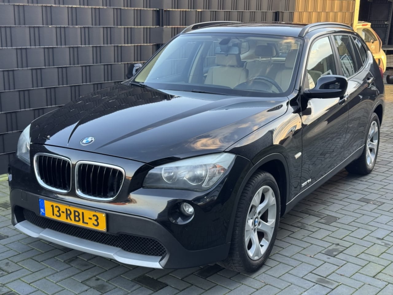 BMW X1 - sDrive18d 2011| ZWART| 17”| 235DKM| NAP| TREKHAAK - AutoWereld.nl