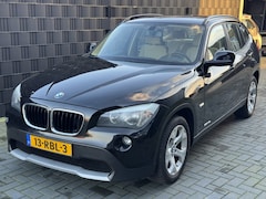 BMW X1 - sDrive18d 2011| ZWART| 17”| 235DKM| NAP| TREKHAAK