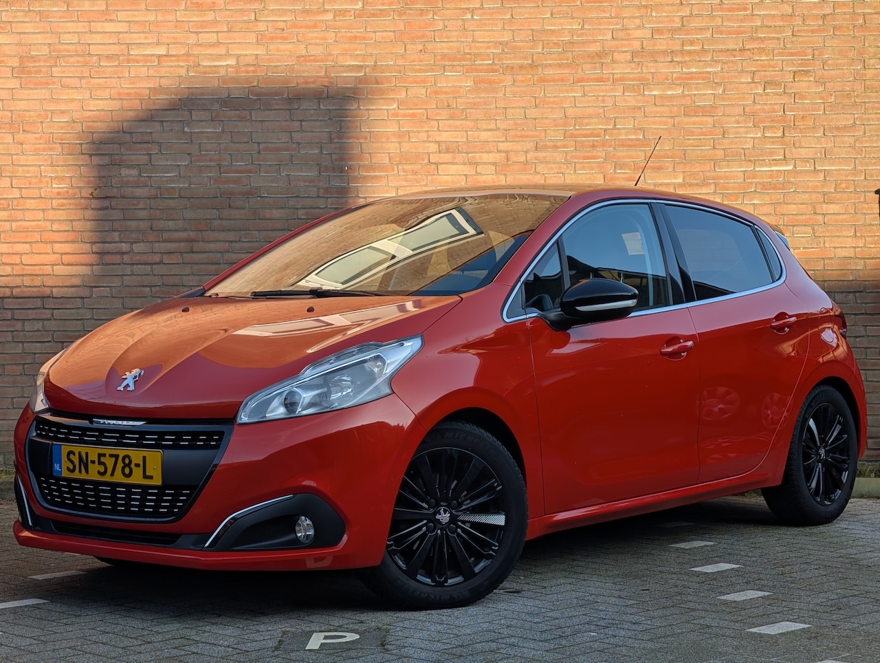 Peugeot 208 - 1.2 PureTech Allure Panoramadak, Camera, Dealeronderhouden - AutoWereld.nl