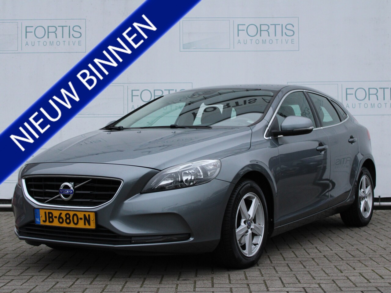 Volvo V40 - 2.0 T2 Momentum NL AUTO | DEALER ONDERHOUDEN | NAVI | LMV | - AutoWereld.nl