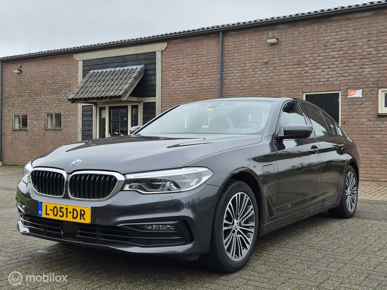 BMW 5-serie - 530e iPerformance High Executive Head-up Adap cruise parkeer assistent softclose - AutoWereld.nl