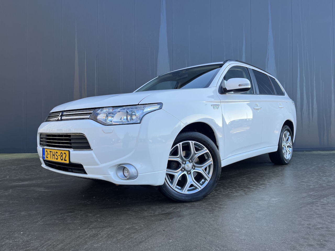 Mitsubishi Outlander - 2.0 PHEV Intense + XENON HALF LEER CRUISE ECC 4WD TREKHAAK - AutoWereld.nl