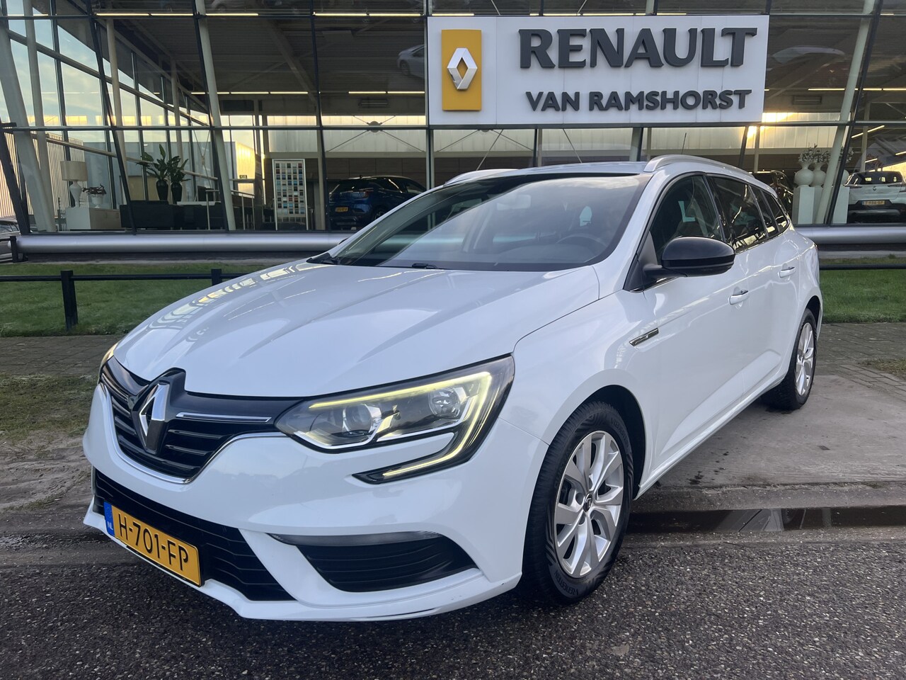 Renault Mégane Estate - 1.3 TCe Limited / Automaat / Trekhaak / Keyless / Cruise / Applecarplay - Androidauto / - AutoWereld.nl