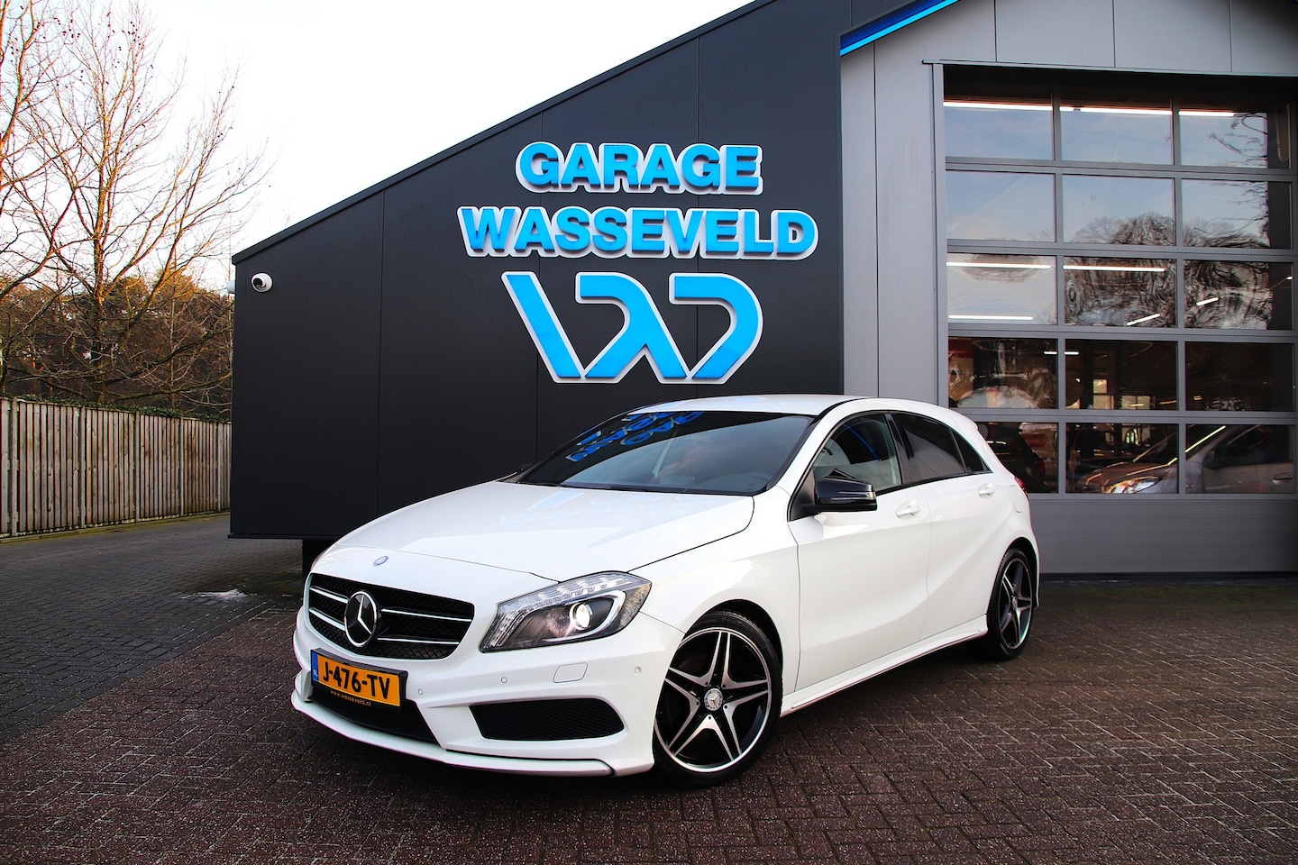 Mercedes-Benz A-klasse - A180 AMG Night pakket/Xenon/Navi/Alcantara/MB Dealer onderhouden - AutoWereld.nl