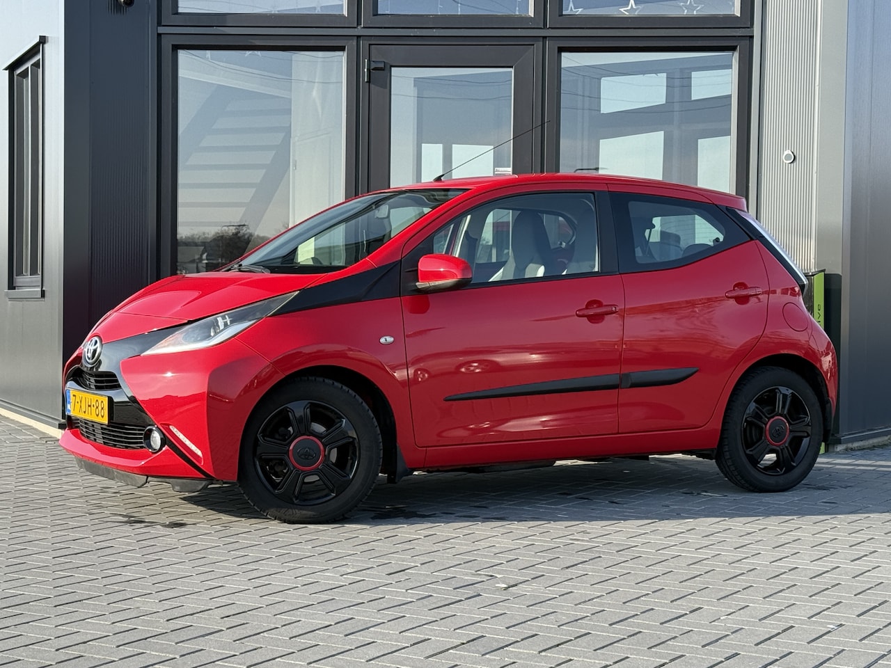 Toyota Aygo - 1.0 VVT-i x-play Camera | Nav | AC | cruise | dealer oh - AutoWereld.nl