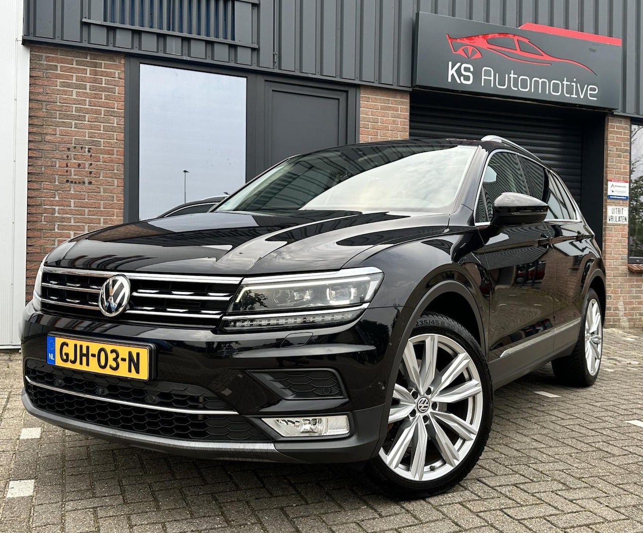 Volkswagen Tiguan - 2.0 TSI 180PK 4Motion Highline | PANO | MEMORY | LED | CAMERA - AutoWereld.nl