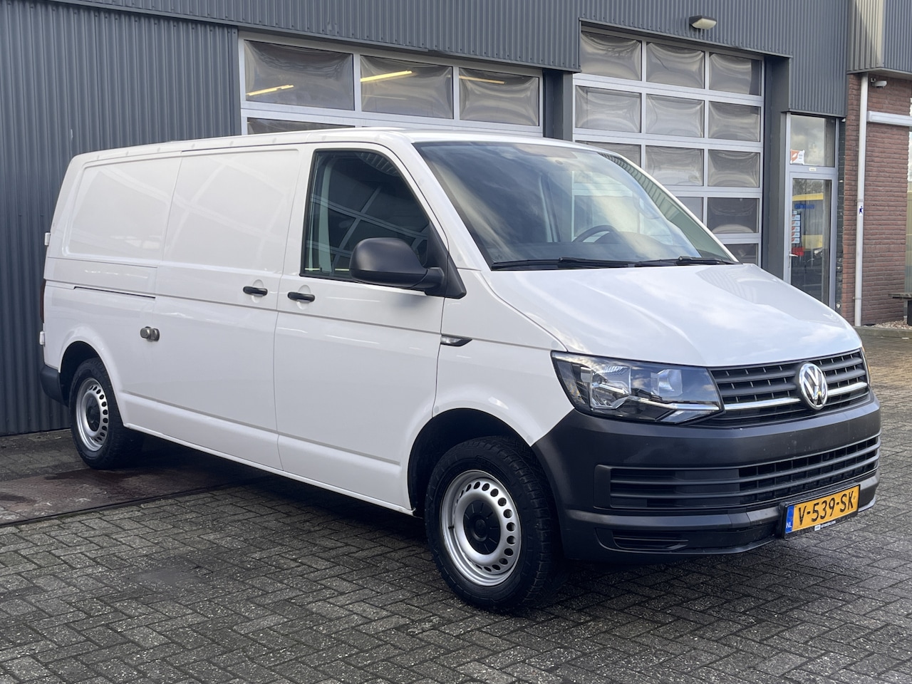 Volkswagen Transporter - 2.0 TDI 102pk L2H1 Euro 6  Kastinrichting Sortimo Cruise controle Parkeerhulp achter 1e ei - AutoWereld.nl