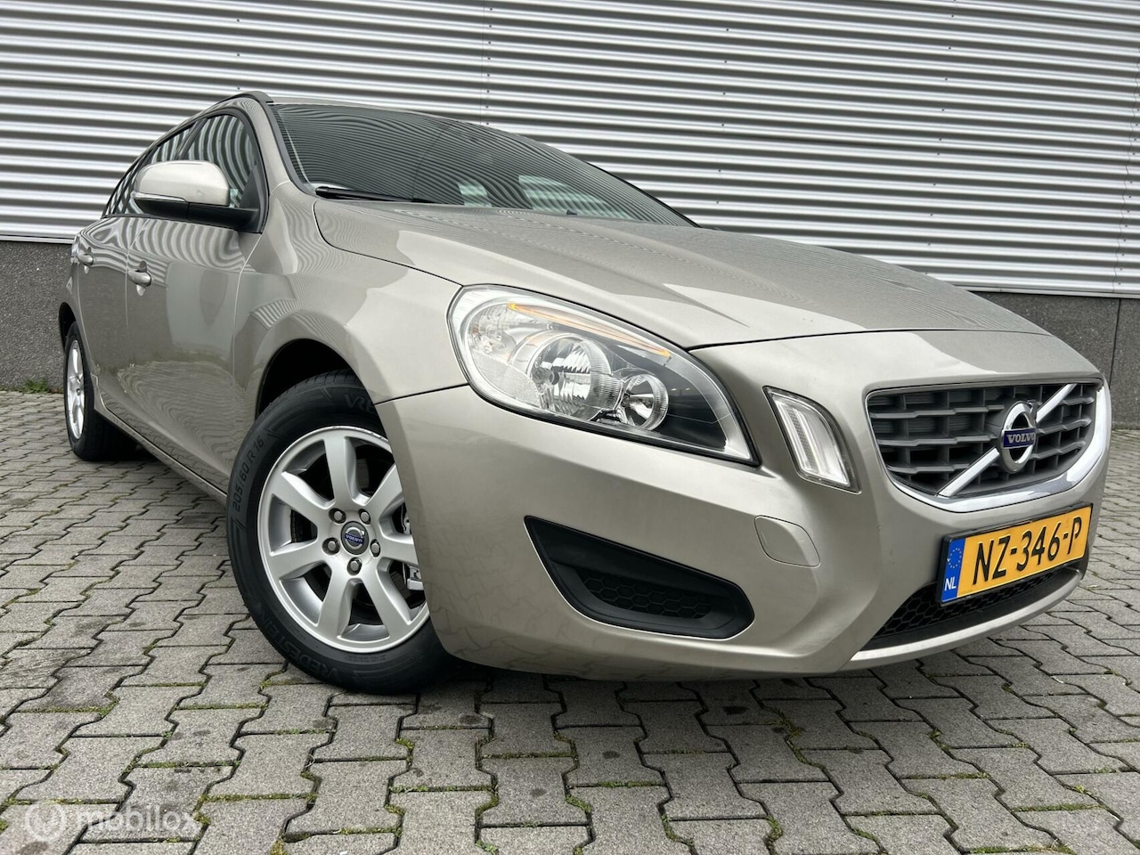 Volvo V60 - 1.6 D2 Kinetic AUTOMAAT, Navi, PDC, Keurige auto - AutoWereld.nl