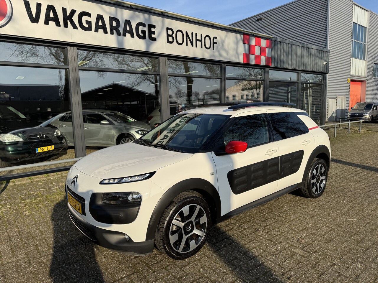 Citroën C4 Cactus - 1.2 PureTech Shine AUTOMAAT-CAMERA-NAVI - AutoWereld.nl