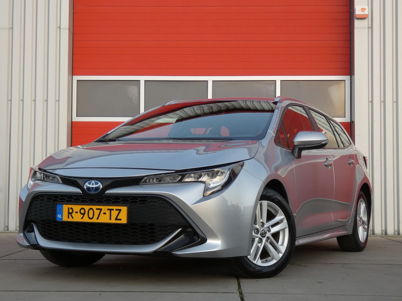 Toyota Corolla Touring Sports - 1.8 Hybrid Active/ lage km/ zeer mooi! - AutoWereld.nl