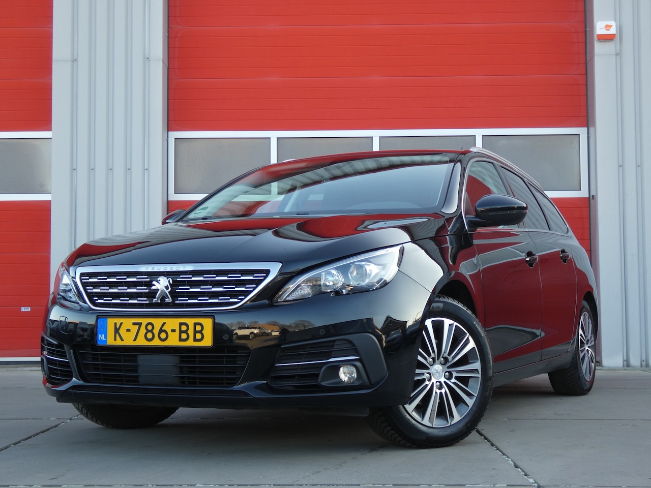 Peugeot 308 SW - 1.2 PureTech Blue Lease Allure/ lage km! - AutoWereld.nl