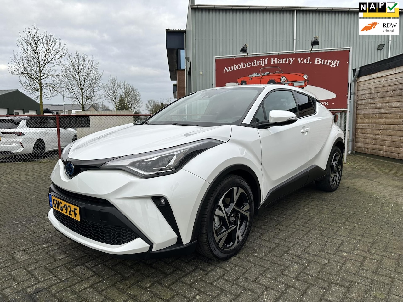 Toyota C-HR - 1.8 Hybrid Executive Navigatie | Camera | Apple Carplay - AutoWereld.nl