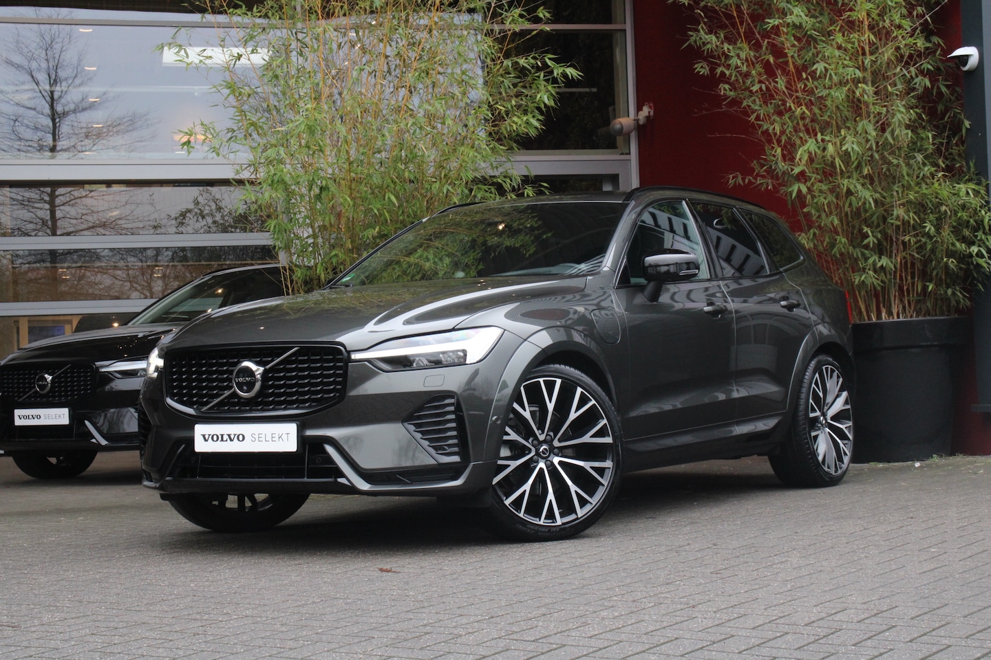 Volvo XC60 - 2.0 T8 Plug-in hybrid AWD R-Design | Luchtvering | Bowers&Wilkins | Trekhaak | 360 Camera - AutoWereld.nl