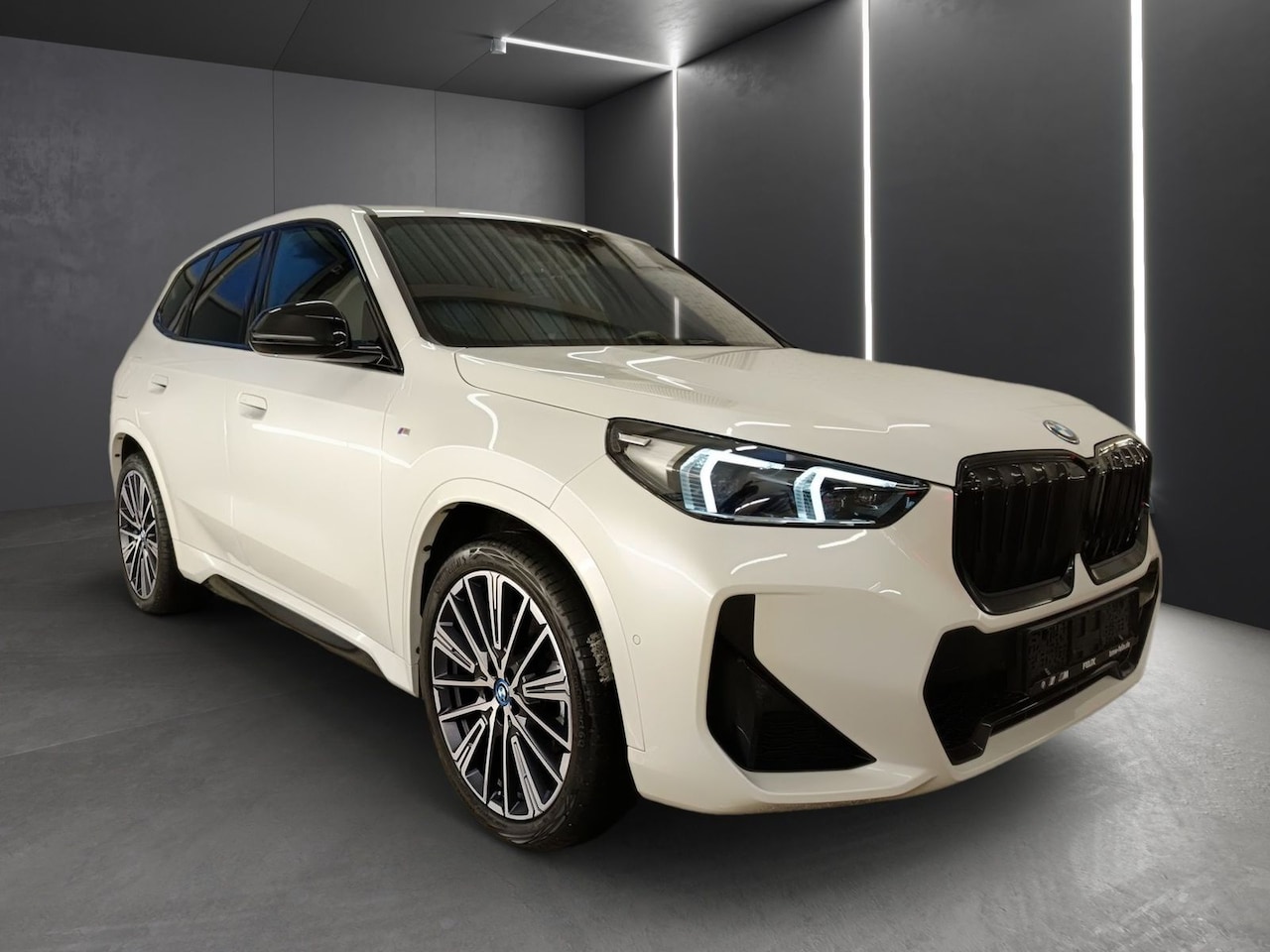 BMW iX1 - xDrive30 (67 kWh) M-SPORT ** LED, BRUIN LEDER, PANORAMA, TREKH, ACC, H&K SOUND, 20-inch LM - AutoWereld.nl