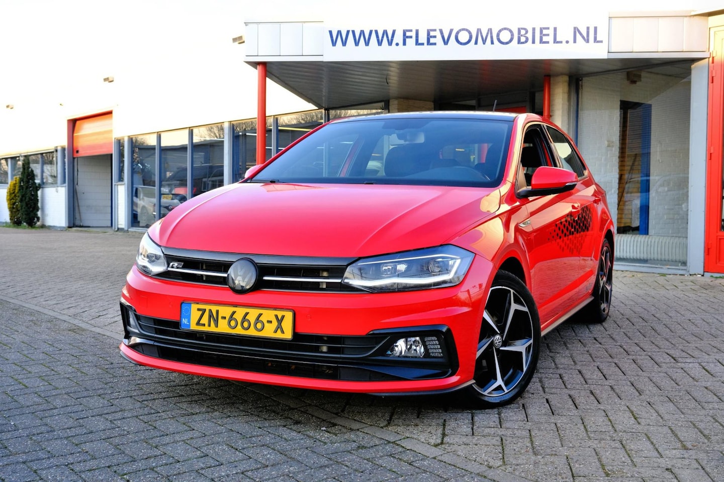 Volkswagen Polo - 1.0 TSI 116pk R-Line aut. Pano|Half Leder|Adapt.Cruise|Clima|LMV - AutoWereld.nl