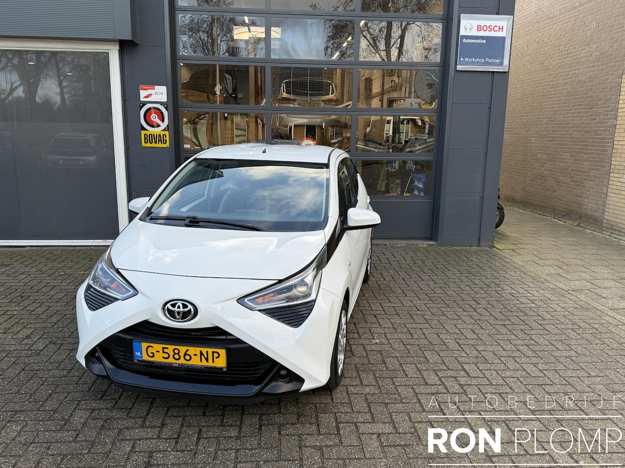 Toyota Aygo - 1.0 VVT-i x-play Automaat / Airco/ Apple Carplay/Android Auto/ Camera/ LED - AutoWereld.nl