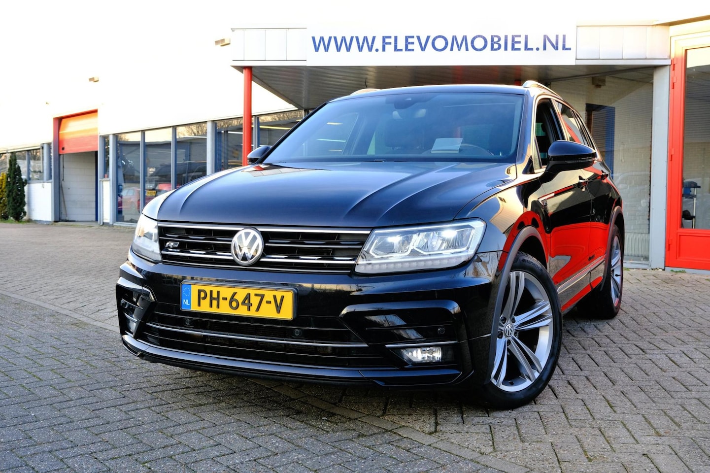 Volkswagen Tiguan - 2.0 TDI 150pk Comfortline R-Line Pano|Navi|Virtual Displ|HUD|PDC|LMV - AutoWereld.nl