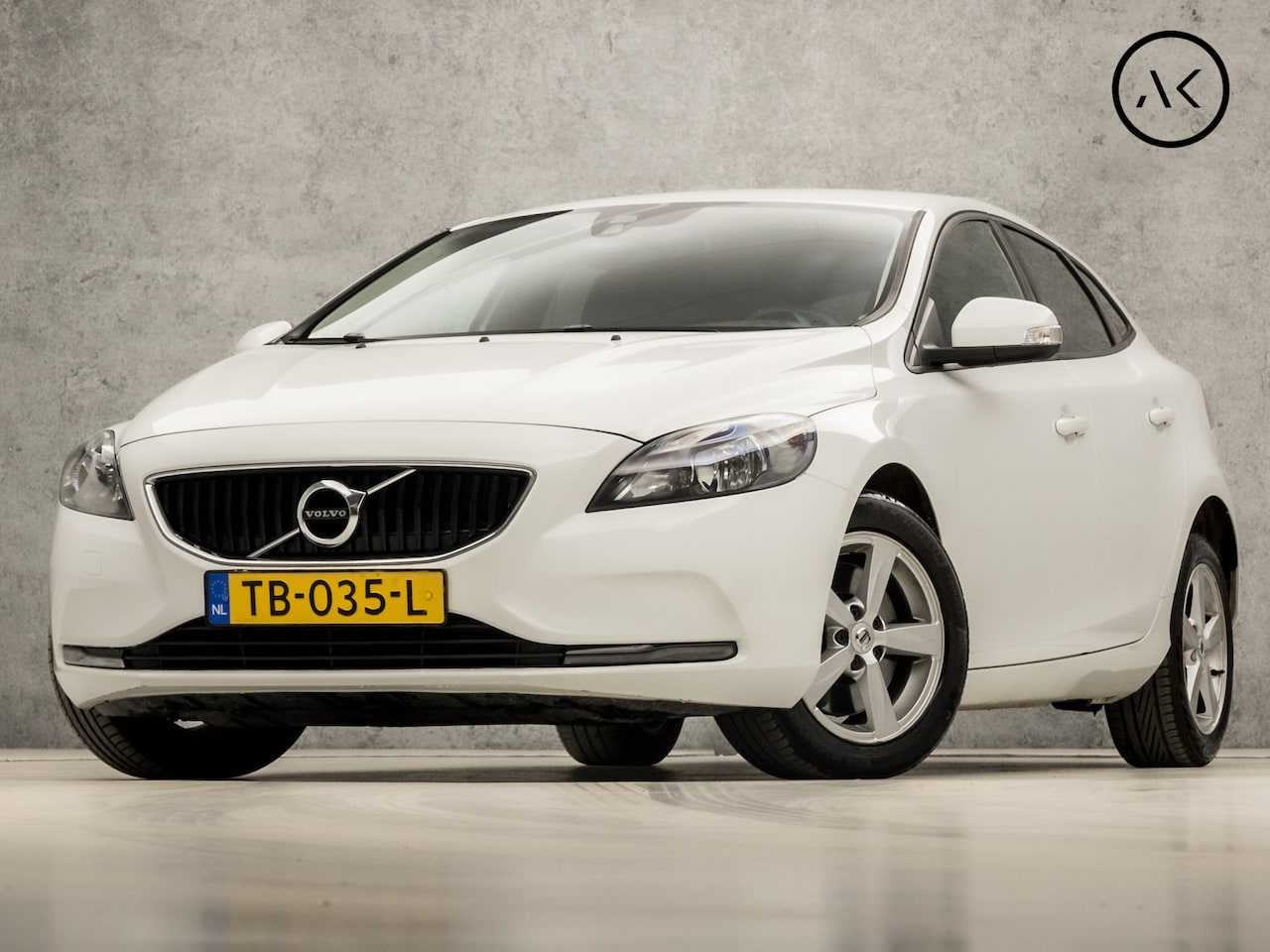 Volvo V40 - 1.5 T2 Sport Automaat (NAVIGATIE, CLIMATE, CAMERA, GETINT GLAS, DIGITAL COCKPIT, SPORTSTOE - AutoWereld.nl