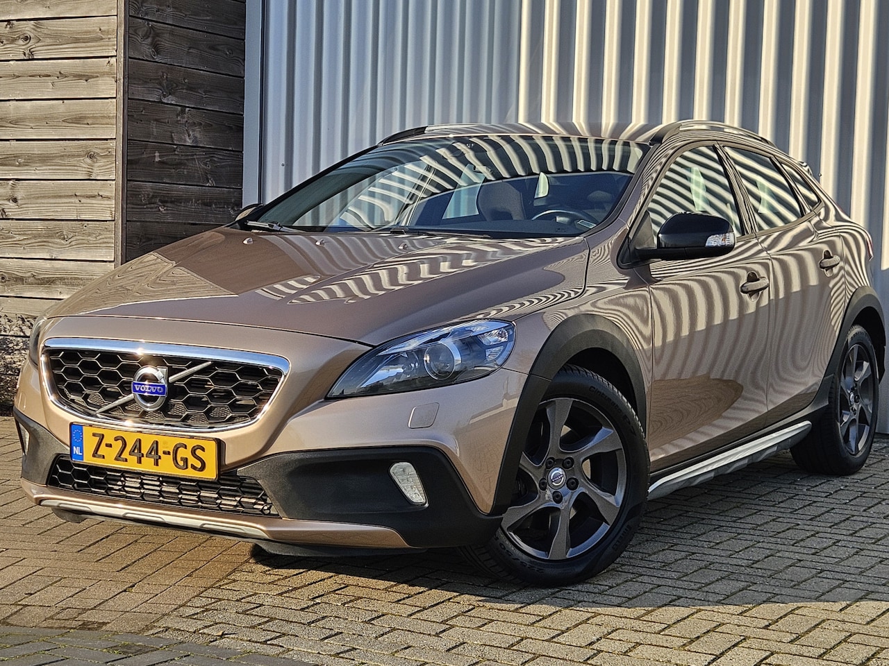 Volvo V40 Cross Country - 2.5 T5 AWD / Dealer Onderhouden! - AutoWereld.nl