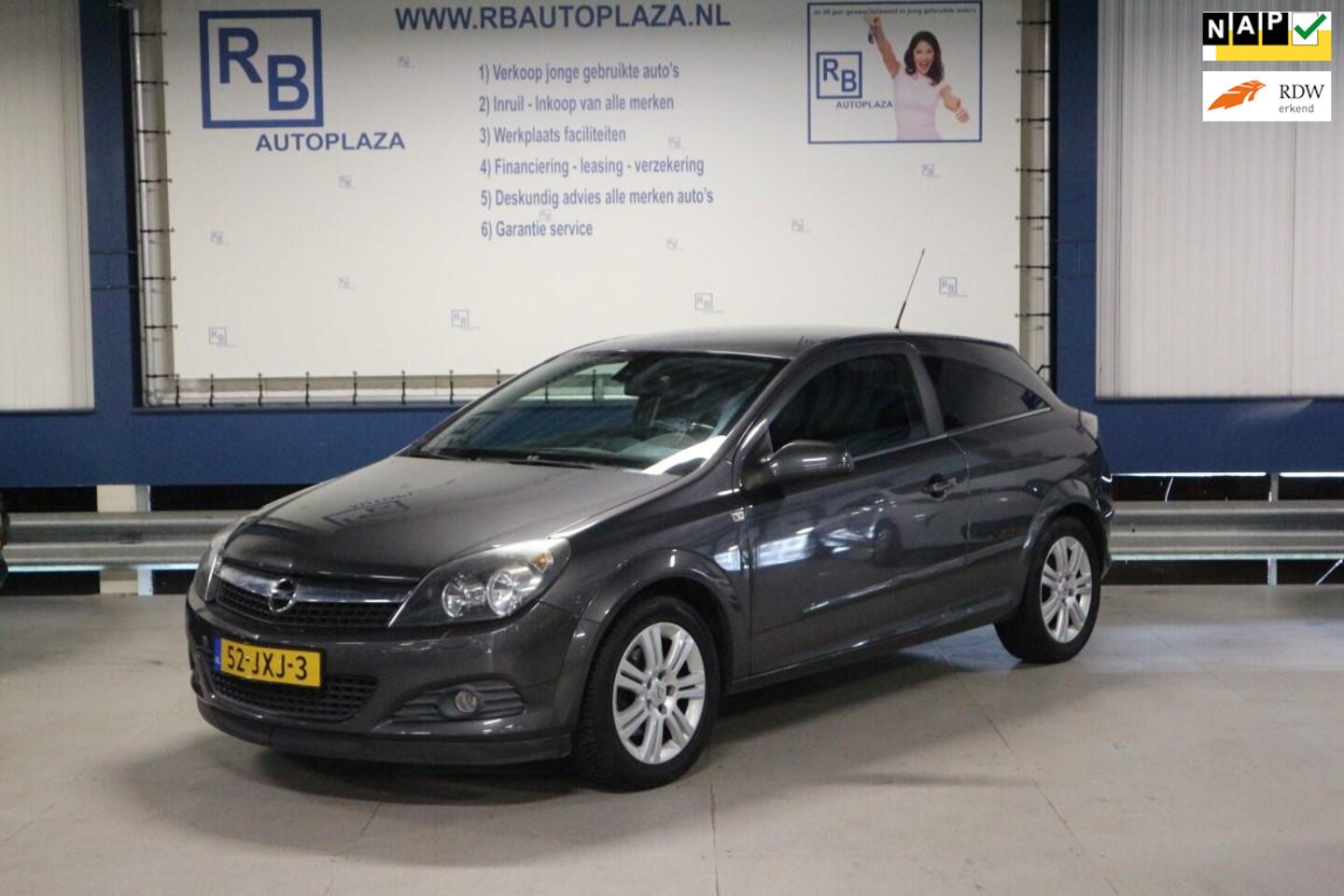 Opel Astra GTC - 1.6 Cosmo / Leer / Stoelverwarming ! ! ! - AutoWereld.nl