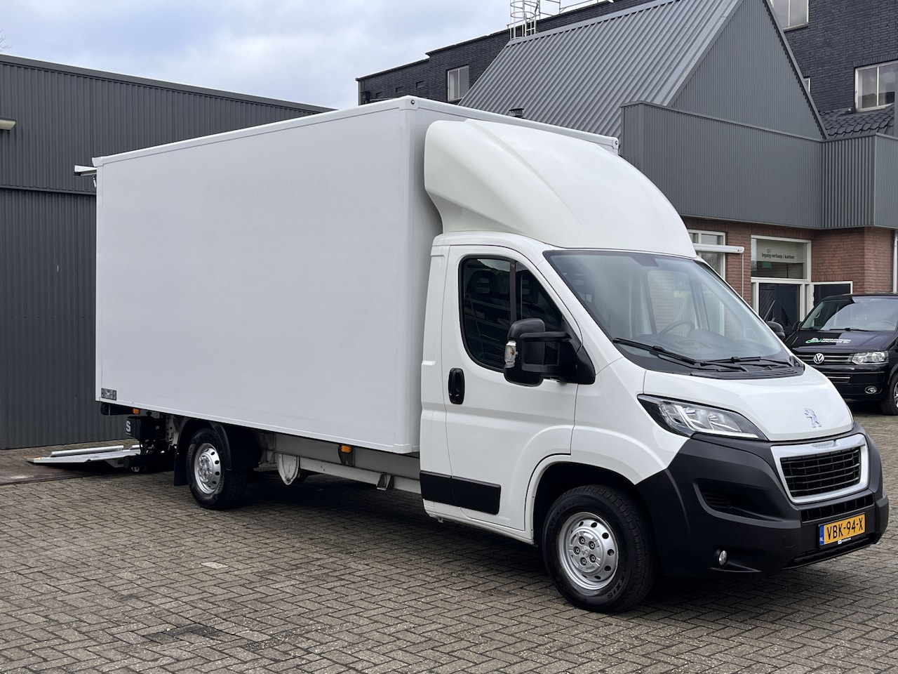 Peugeot Boxer - 335 2.0 BlueHDI Laadklep Airco 1090kg laadvermogen Navigatie Bleutooth Euro 6 Dealer onder - AutoWereld.nl