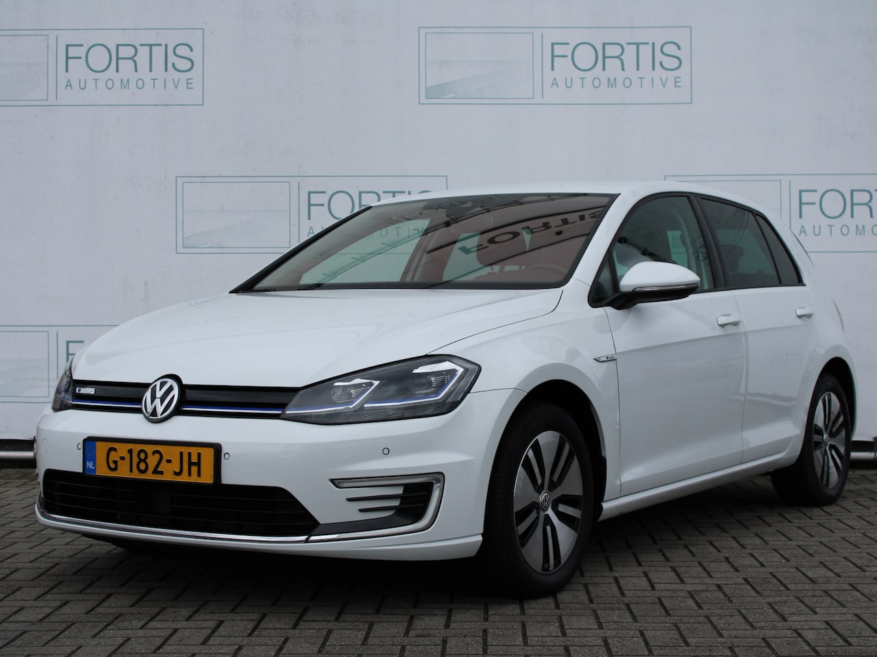 Volkswagen e-Golf - e-Golf NL AUTO | VIRTUAL COCKPIT | LEDER | CAMERA | STOELVERW | SOH 94% - AutoWereld.nl