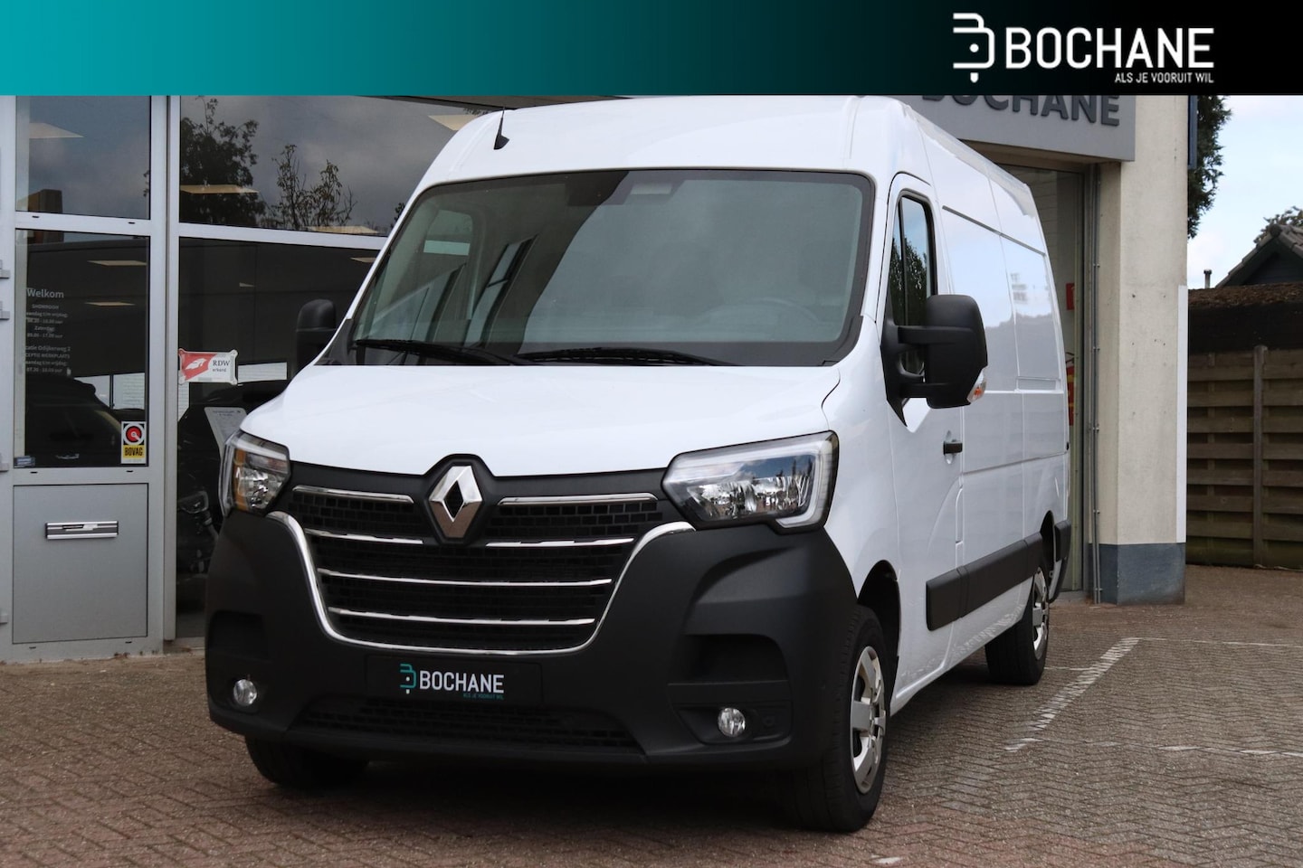 Renault Master - 2.3 dCi 135 T35 L2H2 Work Edition | All-Season banden | Trekhaak | Betimmering - AutoWereld.nl