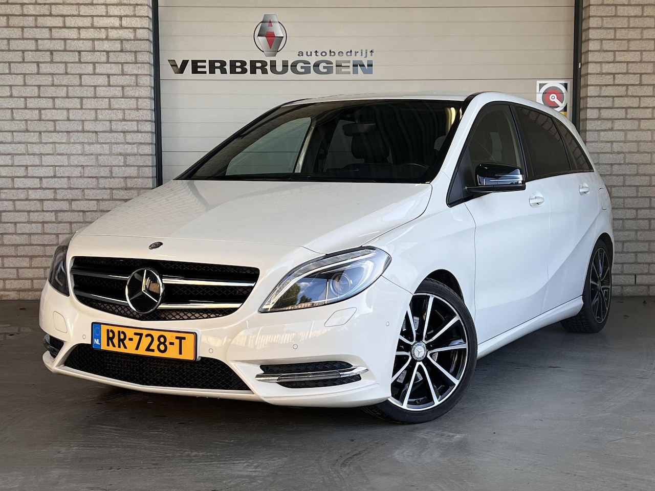 Mercedes-Benz B-klasse - 180 Ambition | 18" LMV | Trekhaak | Stoelverw. | Navi | Dodehoek | All-in rijklaarprijs - AutoWereld.nl