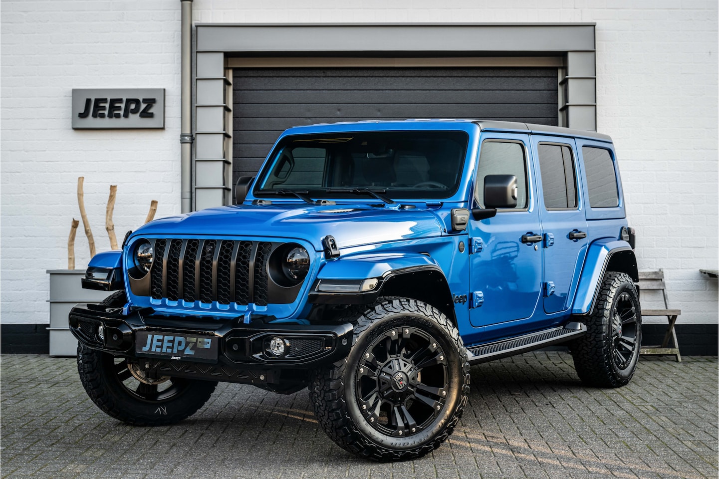 Jeep Wrangler Unlimited - 4xe 380 Sahara - 20" Velgenset - Brute bumper - btw auto - AutoWereld.nl