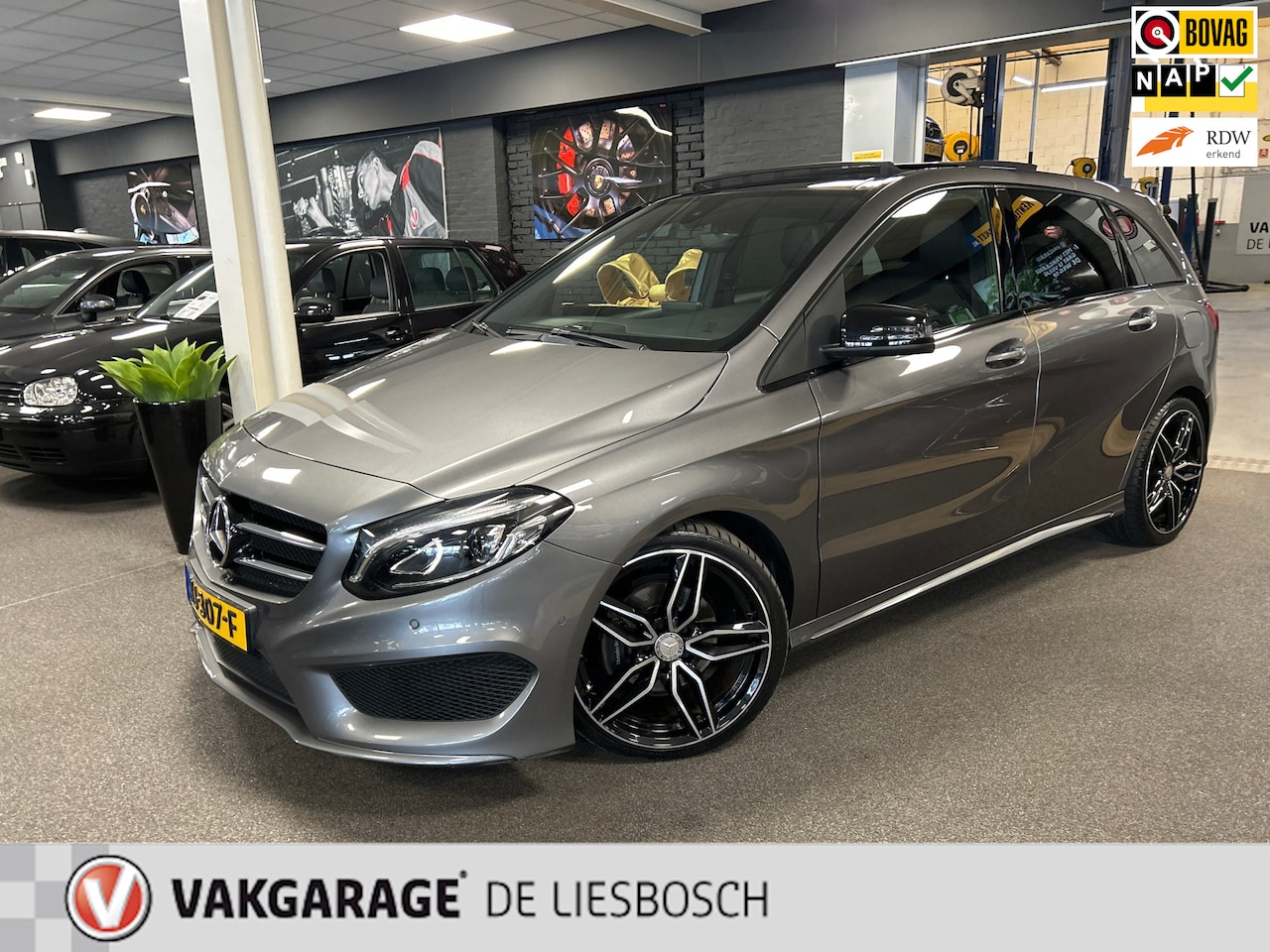 Mercedes-Benz B-klasse - 180 AMG Night Edition Plus 180 AMG Night Edition Plus,pano,leer,navi,19 inch,media,boeken - AutoWereld.nl