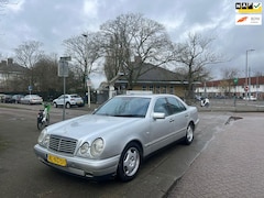 Mercedes-Benz E-klasse - 240 Avantgarde/Leer/Cruisecontrol/Airco