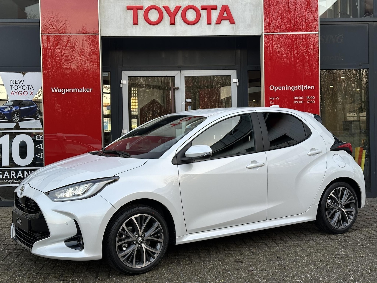 Toyota Yaris - 1.5 Hybrid 130 Executive NIEUW DIRECT LEVERBAAR BLIND SPOT KEYLESS STUUR/STOELVERW GETINT - AutoWereld.nl