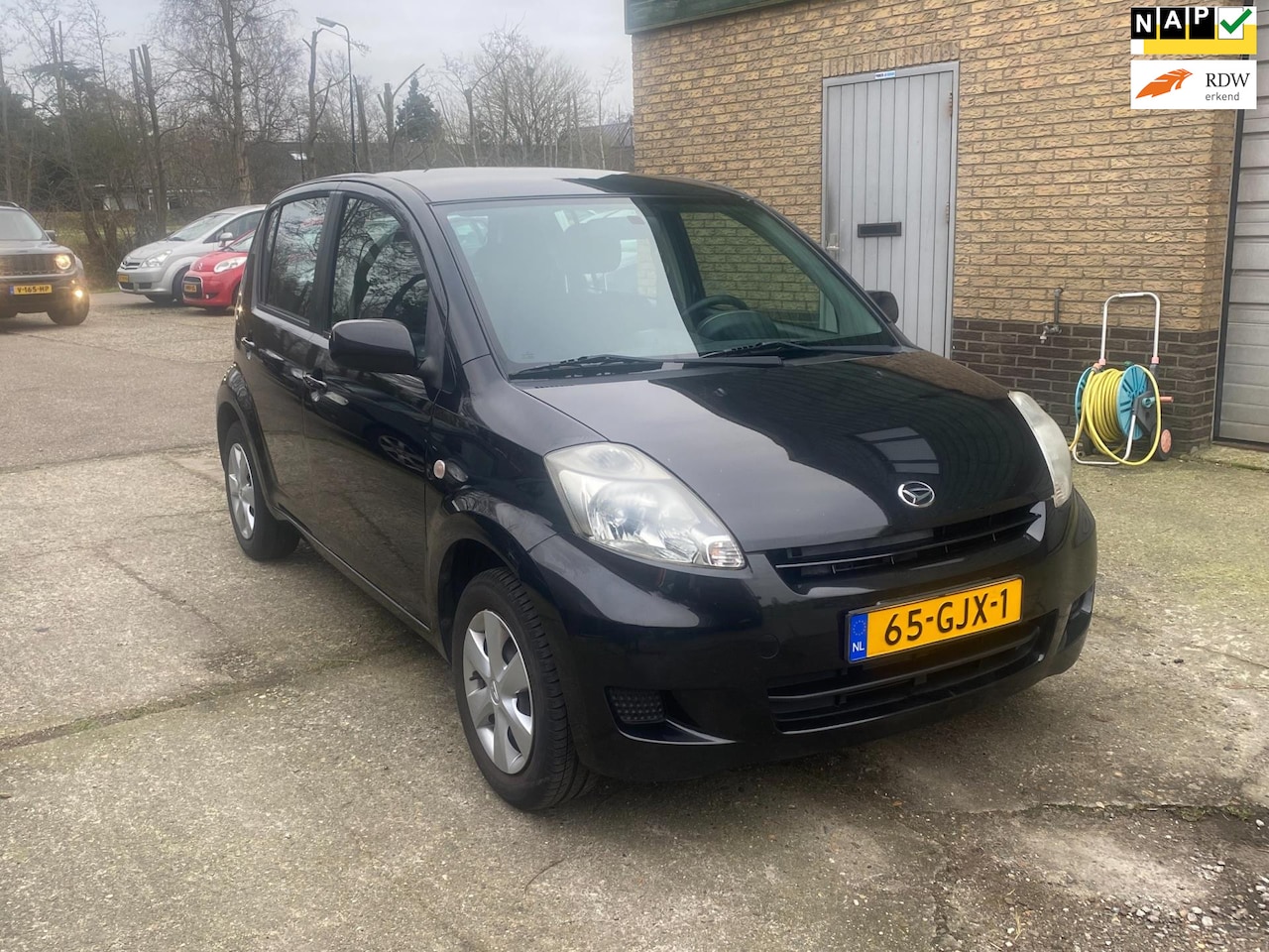 Daihatsu Sirion 2 - 1.0-12V Premium nette Dealerauto met airco en NAP - AutoWereld.nl