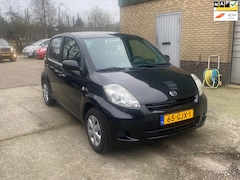 Daihatsu Sirion 2 - 1.0-12V Premium nette Dealerauto met airco en NAP