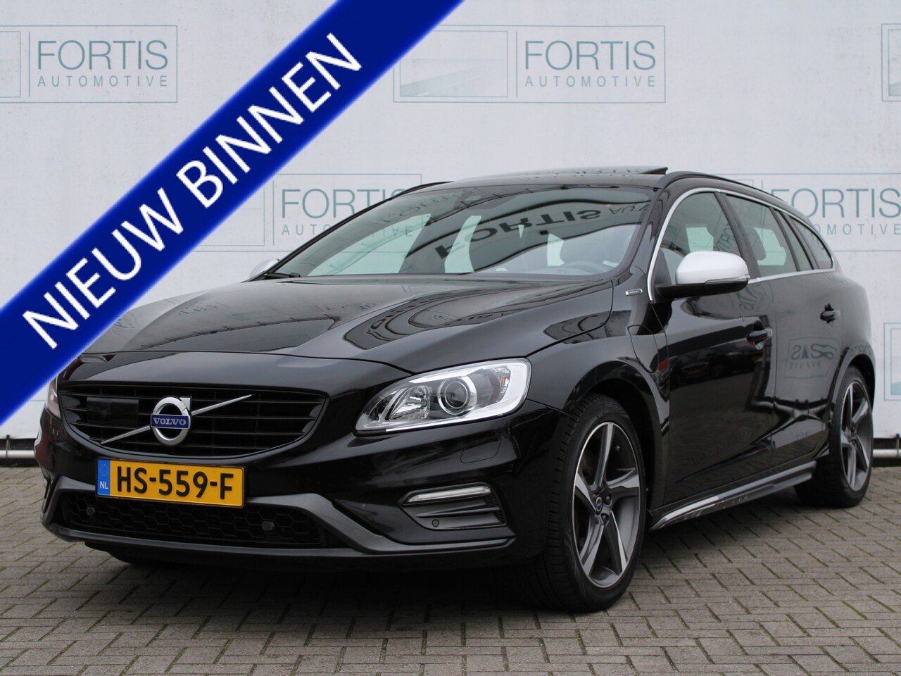 Volvo V60 - 2.4 D6 Twin Engine R-Design BOMVOL! PANO | CAMERA | LEDER | - AutoWereld.nl