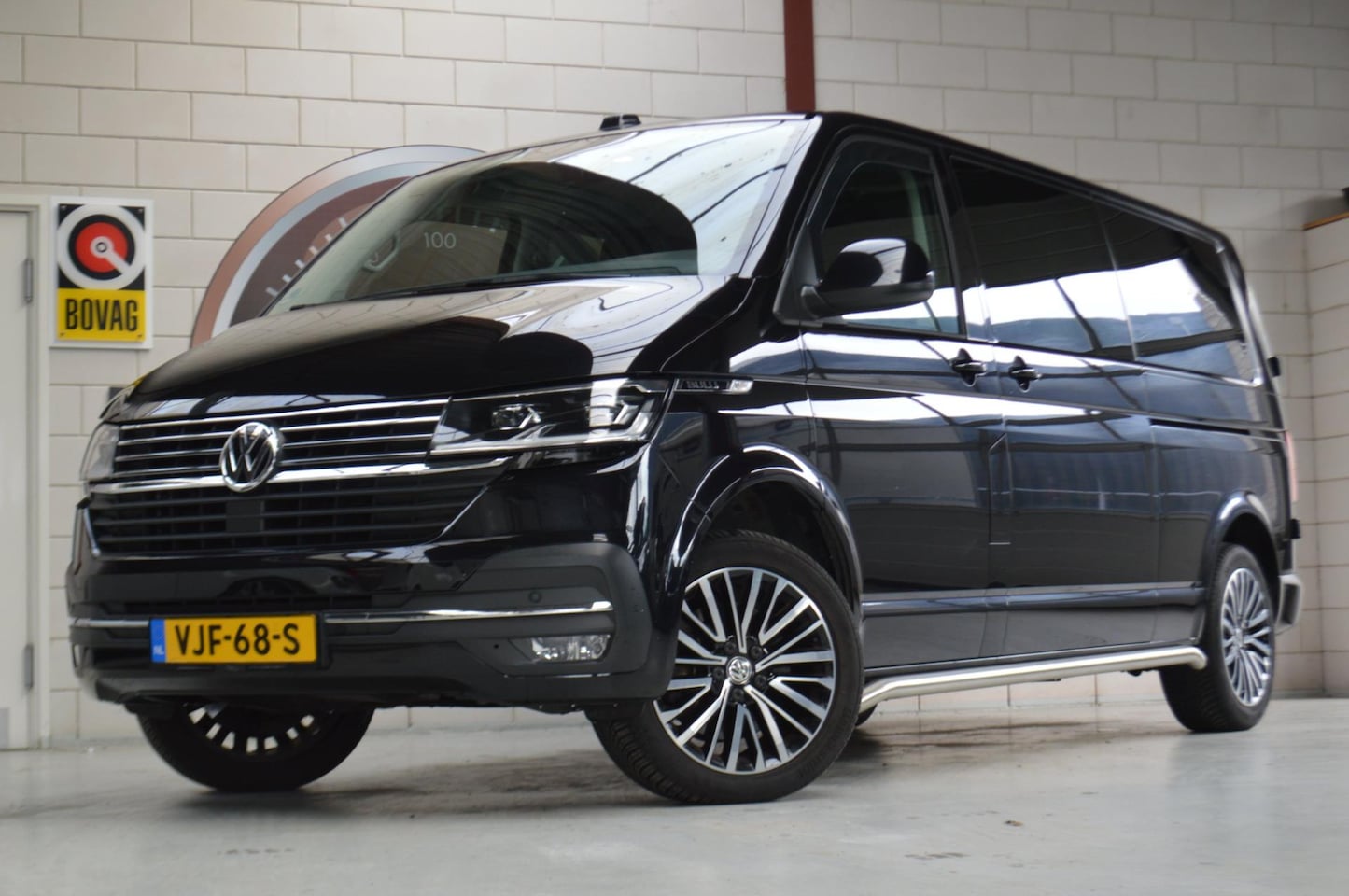 Volkswagen Transporter - Zwart Leder, L2H1 30 DC BULLI 200PK, 1e eig, All-season, 2x schuifdeur, trekhaak - AutoWereld.nl