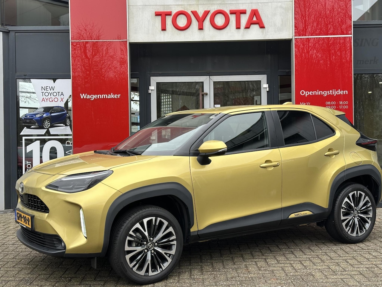 Toyota Yaris Cross - 1.5 HYBRID EXECUTIVE STOEL/STUURVERW PARKSENSOREN V+A BLIND-SPOT APPLE/ANDROID 18" LM-VELG - AutoWereld.nl