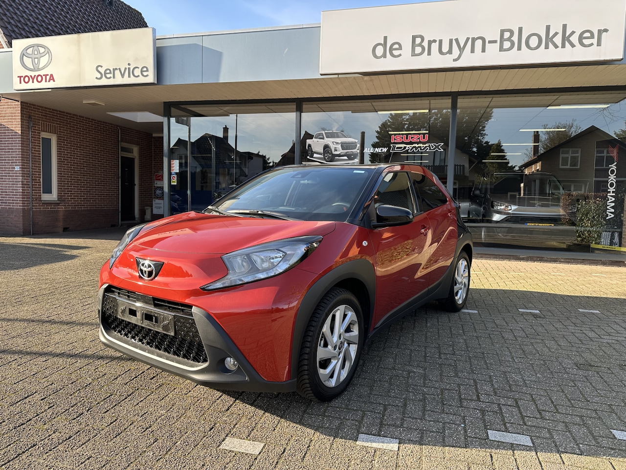 Toyota Aygo X - 1.0 VVT-i MT Pulse Bi-tone / lichtmetalen velgen / Apple Carplay / Android Auto / parkeerc - AutoWereld.nl