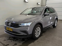 Volkswagen Tiguan - 1.5 TSI 150pk Life Business | Trekhaak | Winterpakket | Ergo-Active stoelen | Navigatie |