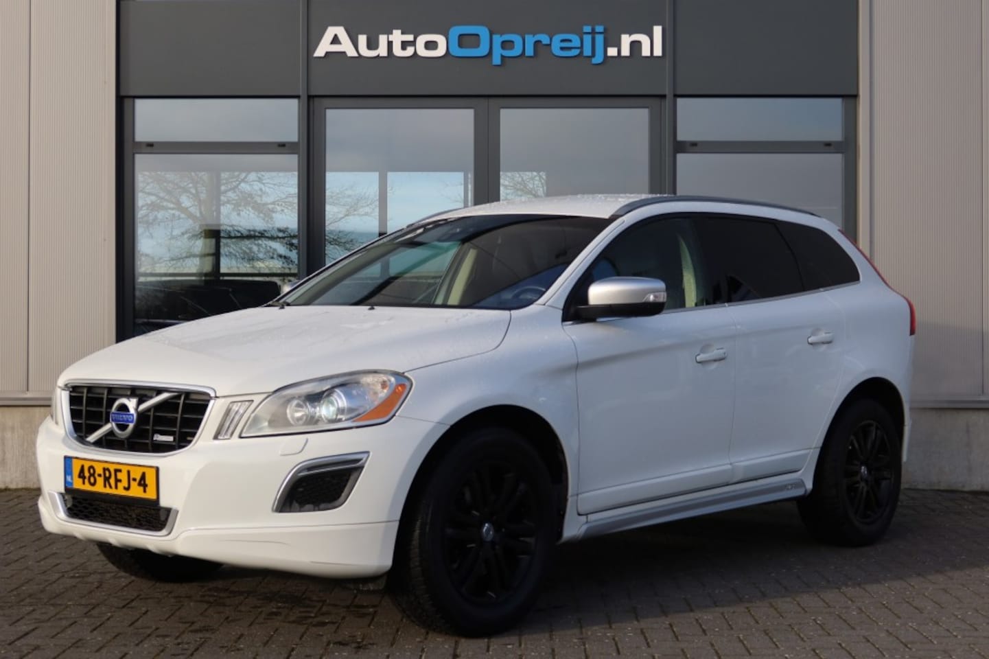 Volvo XC60 - 2.0T R-Design 203pk AUTOMAAT NAVI, Leer, Trekhaak, Cruise, PDC, - AutoWereld.nl