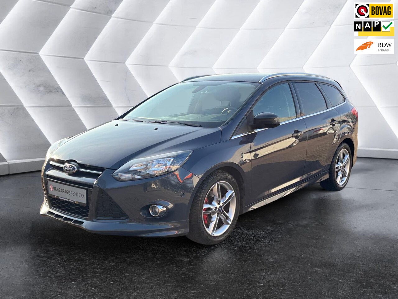 Ford Focus Wagon - 1.6 EcoBoost Titanium | Leder | Navi | All-Season Banden | Cruise | Dakrails | PDC Voor + - AutoWereld.nl