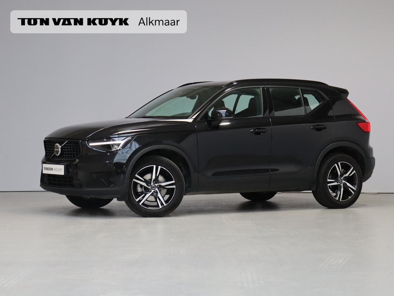 Volvo XC40 - 2.0 B4 Plus Dark / Trekhaak / Elektr. bed. stoelen / Stoel+stuurwielverwarming / Voorruitv - AutoWereld.nl