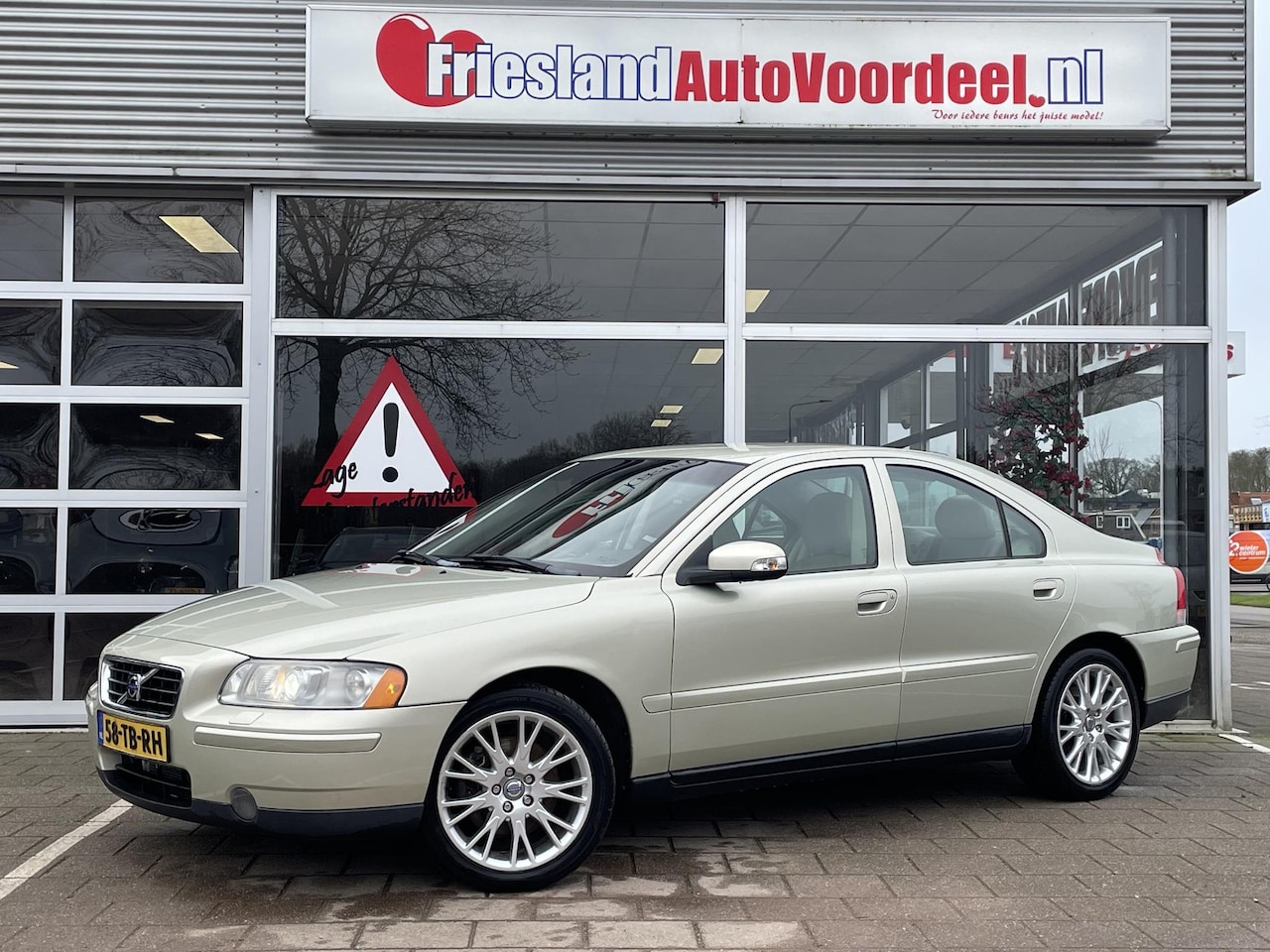 Volvo S60 - 2.0T Summum /Automaat/vol leder/Cruise/Trekhaak afn/stoelverwarming/ - AutoWereld.nl