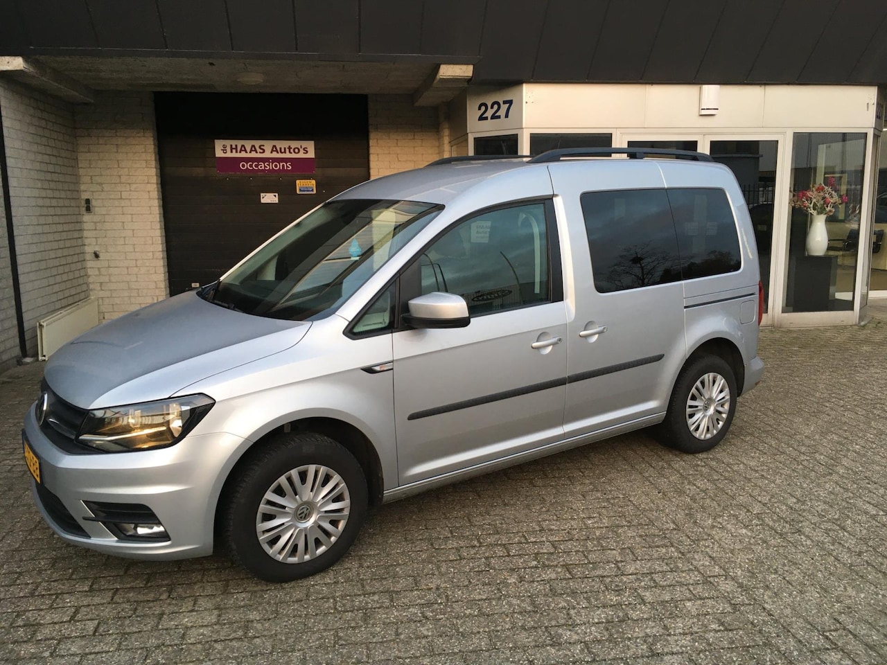 Volkswagen Caddy - 2.0 TDI Comfortline / AIRCO / EURO-6 / FACELIFT / TREKHAAK / METALLIC - AutoWereld.nl