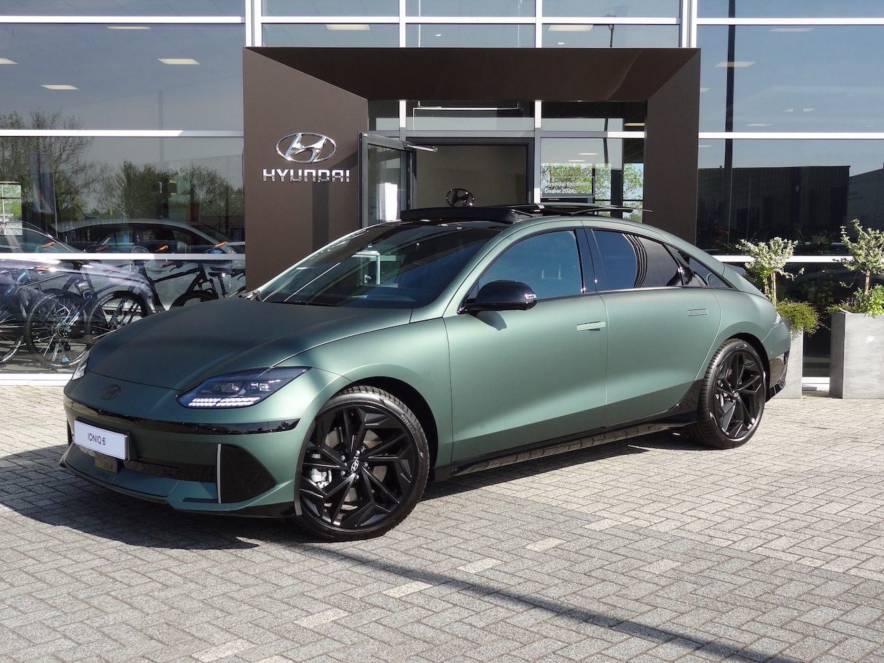 Hyundai IONIQ 6 - First Edition AWD 77 kWh CARWRAP mat groen AUTOMATIC - AutoWereld.nl