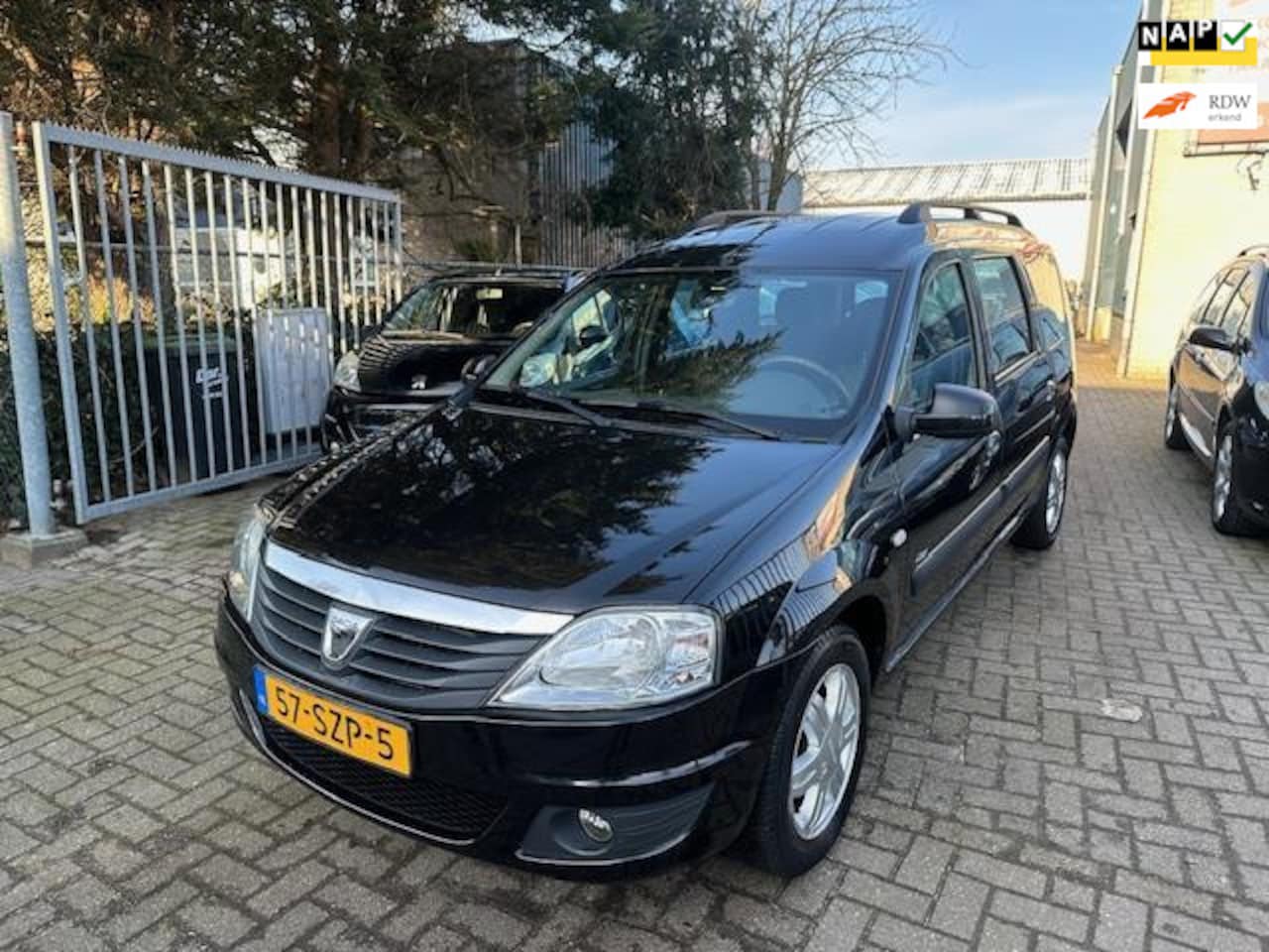 Dacia Logan MCV - 1.6-16V Blackline 1.6-16V Blackline, Airco, Apk 02/2026, Dealeronderhouden - AutoWereld.nl