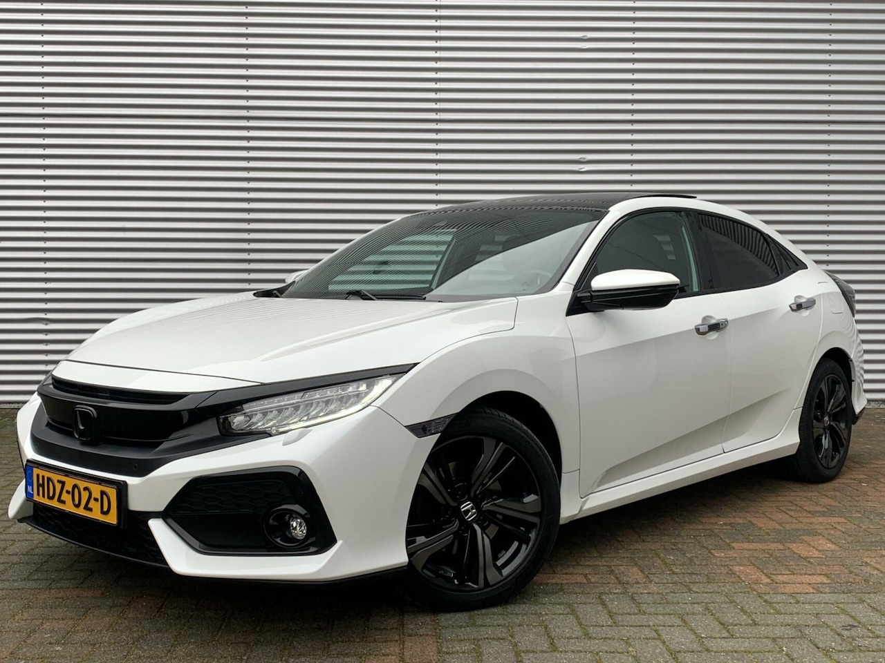 Honda Civic - 1.5 i-VTEC Sport Autom Led Pano Cruise Leer 2020 Eerste Eigenaar Vol Opties 72423 Km Gered - AutoWereld.nl