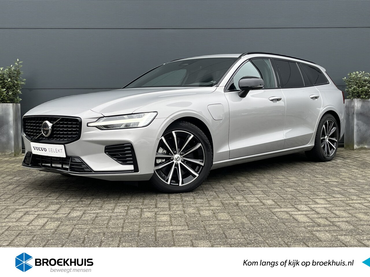 Volvo V60 - 2.0 T6 Plug-in hybrid AWD Plus Dark | Panoramadak | Trekhaak | Harman/Kardon | 360 Camera - AutoWereld.nl