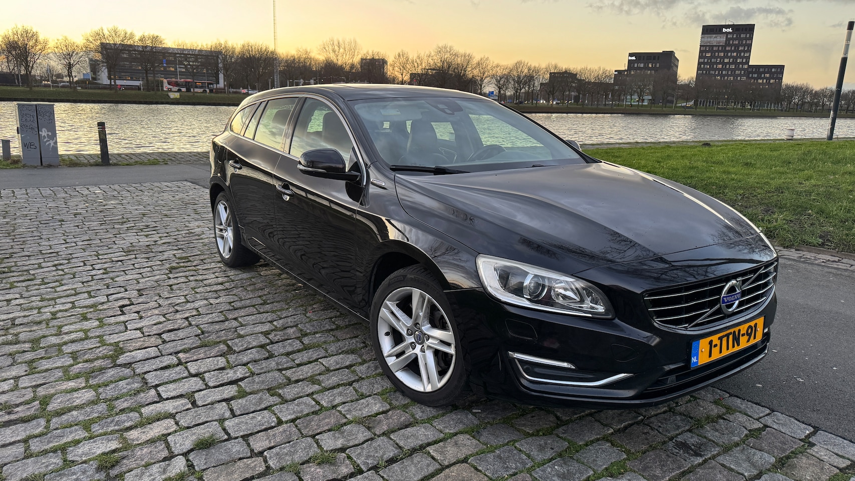 Volvo V60 - 2.4 D6 AWD Plug-In Hybrid Summum Carplay - AutoWereld.nl