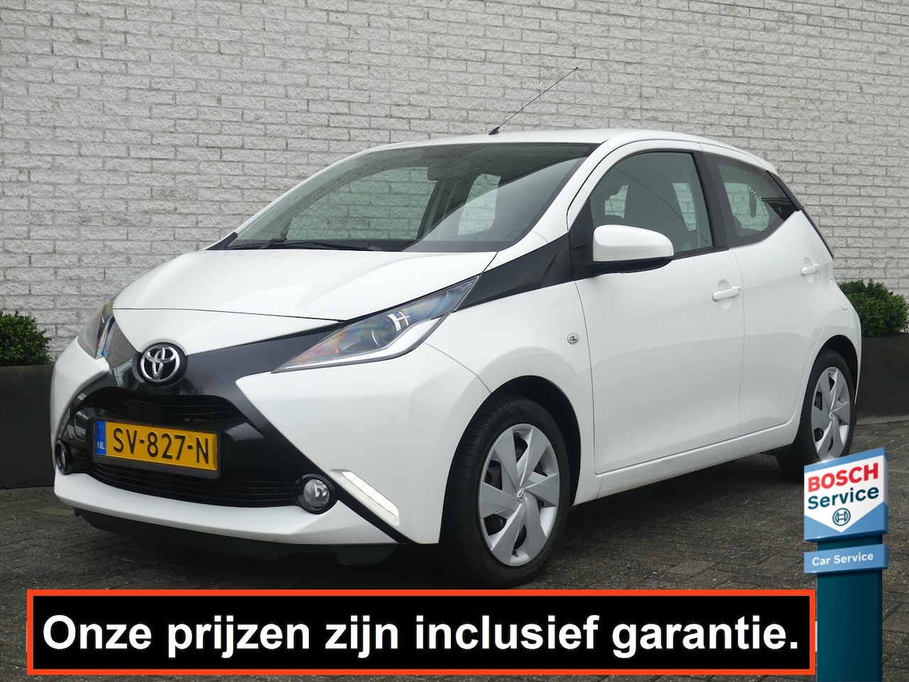 Toyota Aygo - 1.0 VVT-i 69PK X-NAV TREKHAAK/NAVI/CAMERA/APPLE CARPLAY - AutoWereld.nl